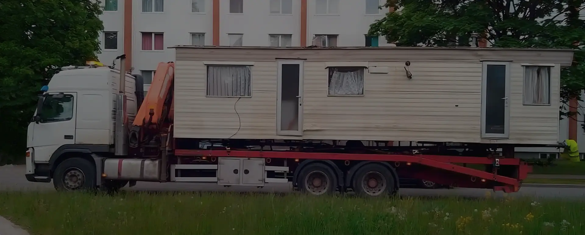 Получить онлайн цены на доставку низким тралом дом вагона в поселке городского типа Южно-Курильск (Дальневосточный округ - Сахалинская область - Сахалин) на сайте самостоятельно